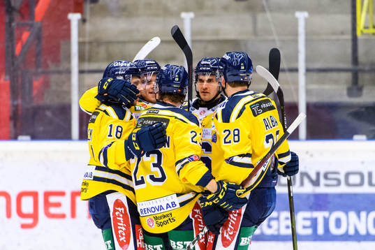 Södertäljes Matt Bailey jublar med lagkamrater