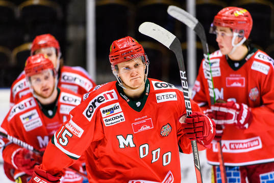Modos Filip Sveningsson jublar