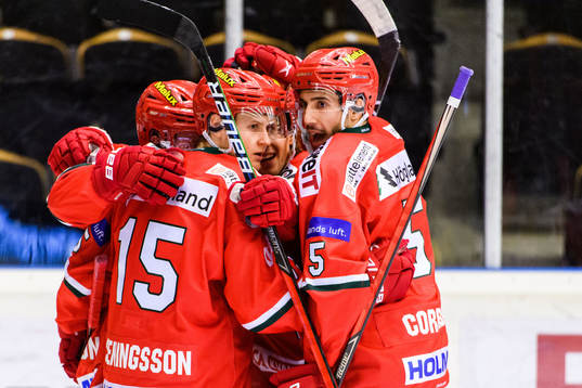 Modos Filip Sveningsson jublar med lagkamrater