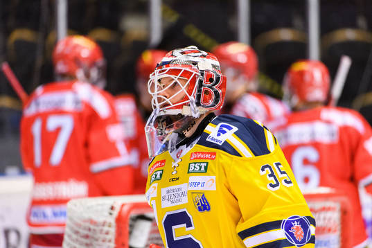 Södertäljes målvakt Filip Gustavsson deppar