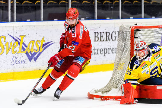 Modos Daniel Sylwander och Södertäljes målvakt Filip