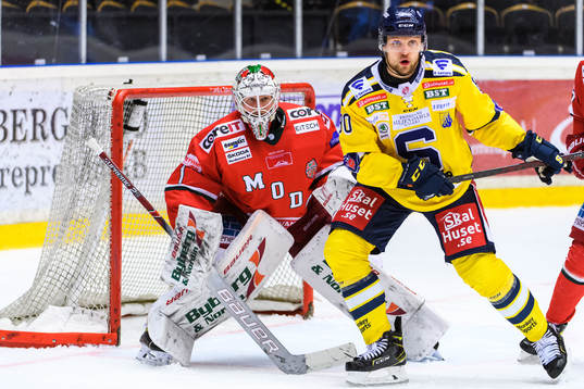 Modos målvakt Oliver Dackell och Södertäljes Ludwig