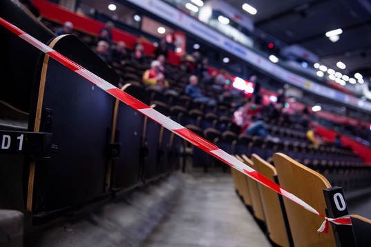 Avspärrningsband för att skilja publiken åt