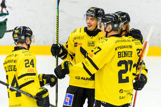 Västerås Henrik Hetta jublar med lagkamrater