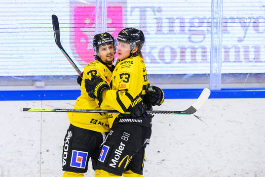 Västerås Viktor Hertzberg och Anthon Eriksson jublar