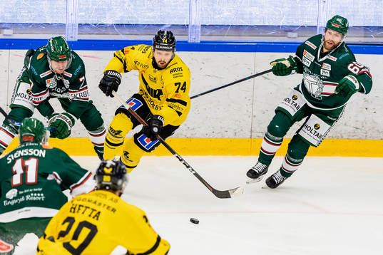 Västerås Rasmus Asplund mellan Tingsryds Ludvig Claesson