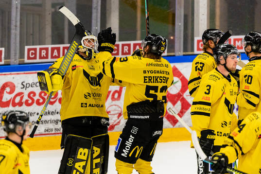 Västerås målvakt Emil Kruse jublar