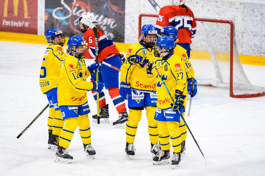 Emma Nordin of Sweden celebrate with teammates