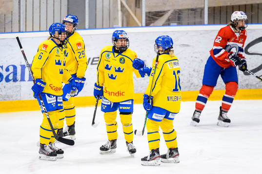 Sofie Lundin of Sweden celebrate with teammates
