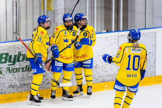 Linnea Johansson of Sweden celebrate with teammates