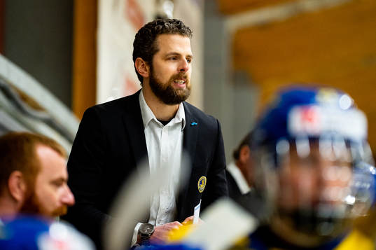 head coach Ulf Lundberg of Sweden