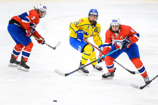 Olivia Carlsson of Sweden against goalkeeper Silje Johansen