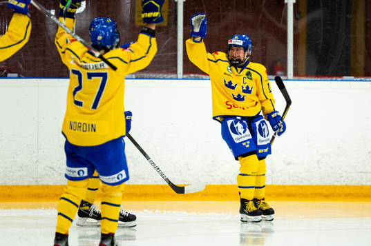 Lisa Johansson celebrates