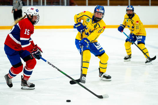 Emilie Johansen Kruse of Norway and Emma Forsgren of Sweden