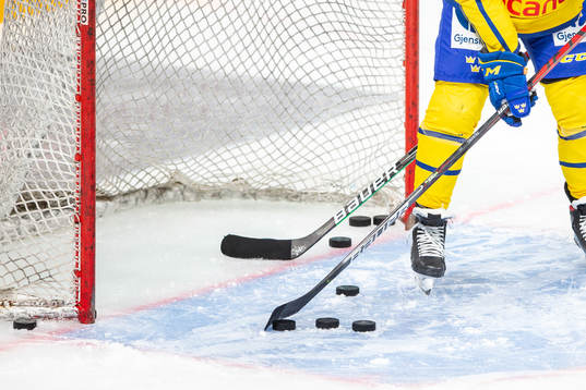 Pucks out of the net, Max Friberg #12, SWE