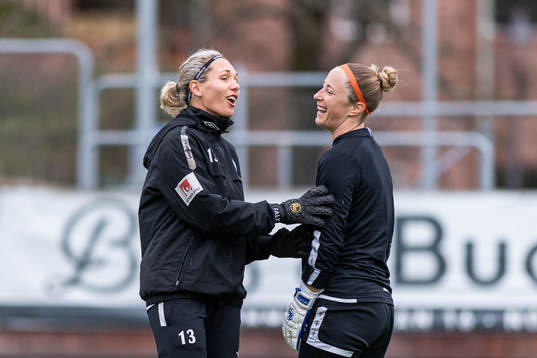 Målvakt Jennifer Falk och målvakt Loes Geurts