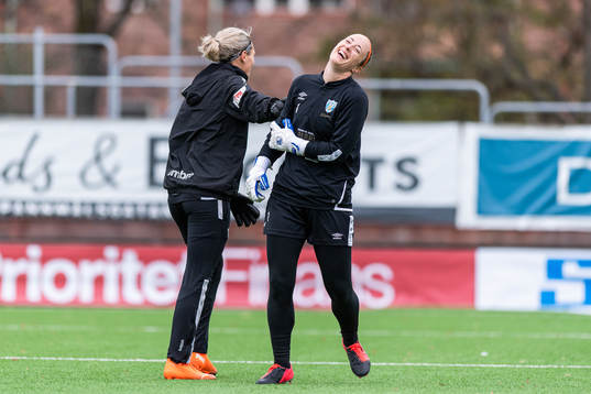 Målvakt Jennifer Falk och målvakt Loes Geurts