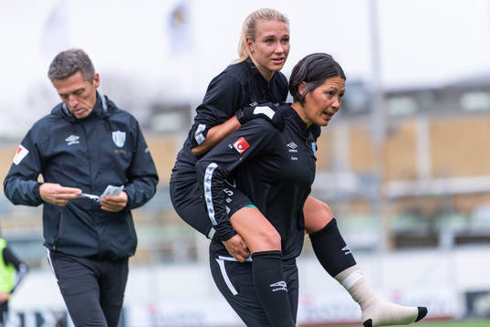 Emma Koivisto bärs av assisterande tränare Jane Törnqvist