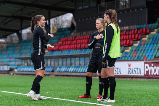 Vilde Böe Risa, Rebecka Blomqvist och Pauline Hammarlund