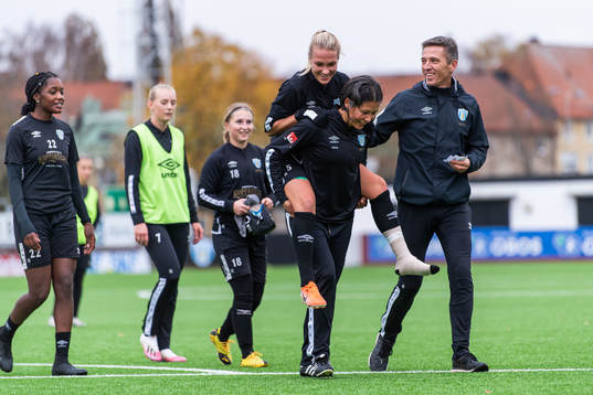 Emma Koivisto bärs av assisterande tränare Jane