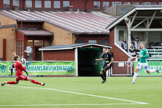 Brages målvakt Adrian Engdahl räddar skott från