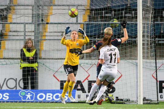 Göteborgs målvakt Jennifer Falk med en räddnings