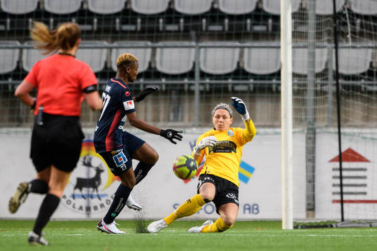 Linköpings Uchenna Grace Kanu och Göteborgs målvakt