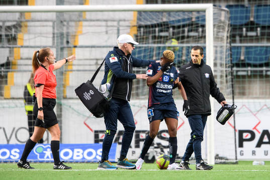 Linköpings Uchenna Grace Kanu lämnar planen