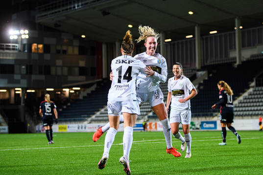 Göteborgs Natalia Kuikka och Julia Roddar jublar