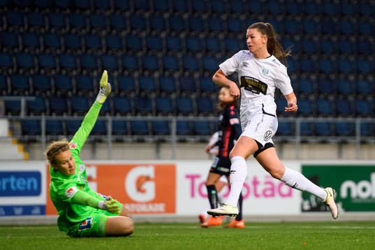 Göteborgs Pauline Hammarlund gör 0-1
