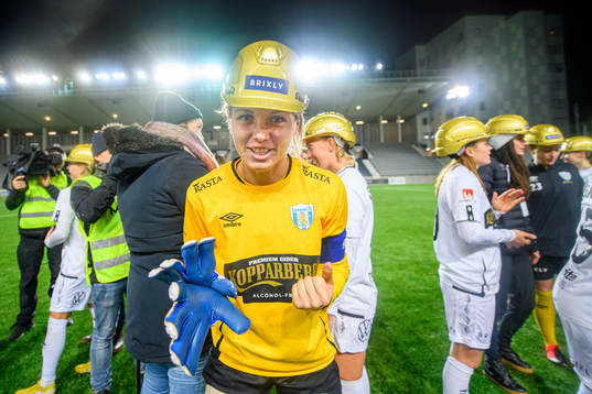 Göteborgs målvakt Jennifer Falk jublar över SM-guldet