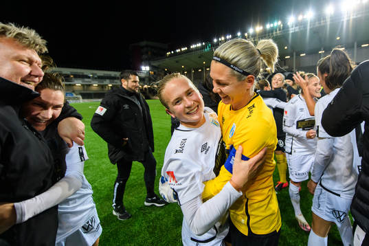 Göteborgs Filippa Curmark och målvakt Jennifer Falk