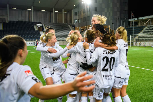 Göteborgs Stina Blackstenius jublar med lagkamratrer över
