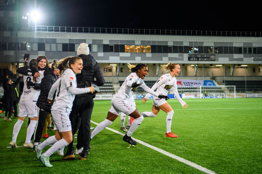 Göteborgs Julia Roddar springer in på planen vid