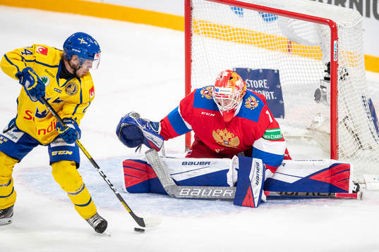 Andreas Wingerli #24, SWE passes, Anton Wedin #57, SWE