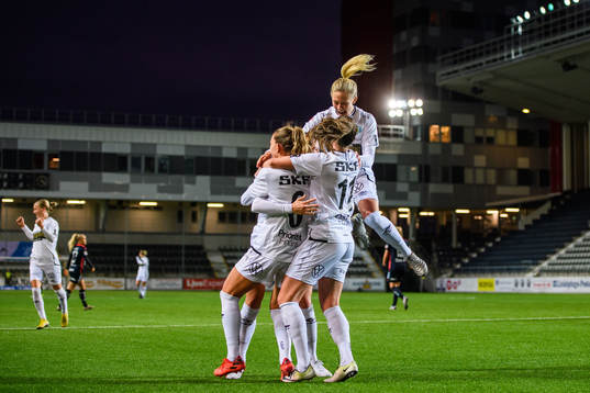 Göteborgs Rebecka Blomqvist och Vilde Böe Risa jublar