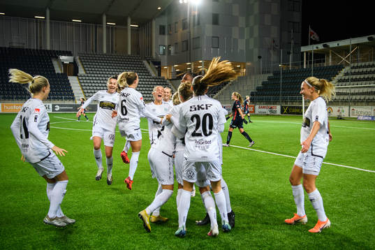 Göteborgs Julia Zigiotti Olme jublar med lagkamrater över