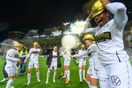 Göteborgs Julia Roddar och Evelyn Ijeh jublar över