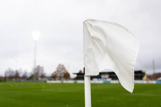 En vit hörnflagga på Österås IP