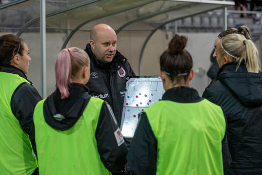 Örebros tränare Martin Skogman insrruerar spelarna