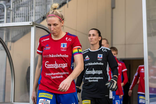 Vittsjös Sandra Adolfsson och målvakt Shannon Lynn gör