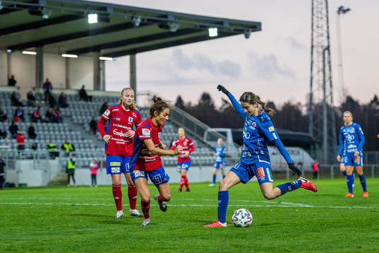 Örebros Cali Farquharson med ett skott