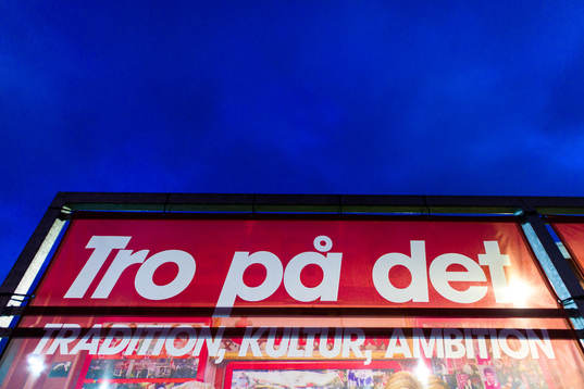 En skylt utanför Stora Valla med texten Tro på det