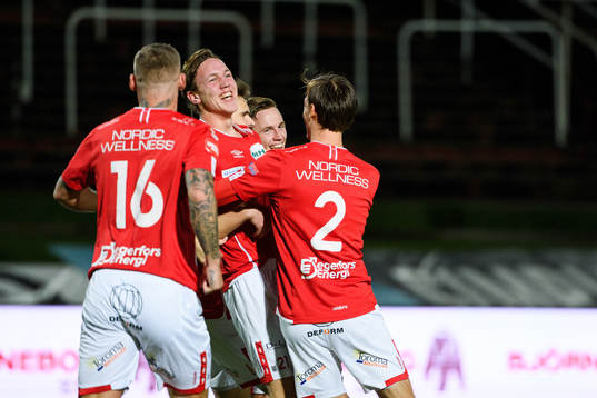 Degerfors Adam Carlén jublar