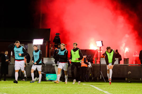 Degerfors spelare värmer upp medans bengaler brinner