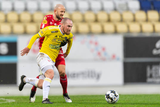 Falkenbergs Christoffer Carlsson och Elfsborgs Robert Gojani