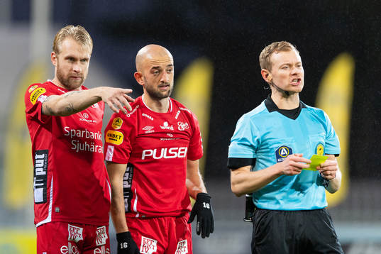 Elfsborgs Johan Larsson, Robert Gojani och domare Fredrik
