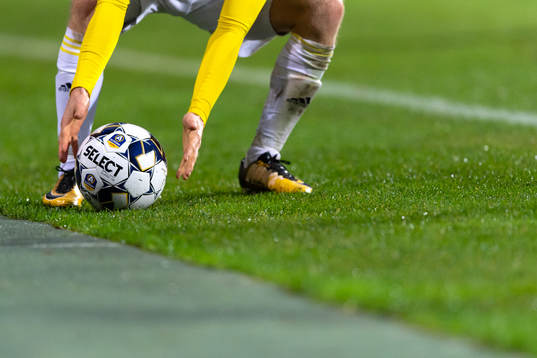 En fotboll plockas upp