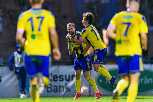 Eskilsminnes Emil Åberg jublar med Filip Ottosson