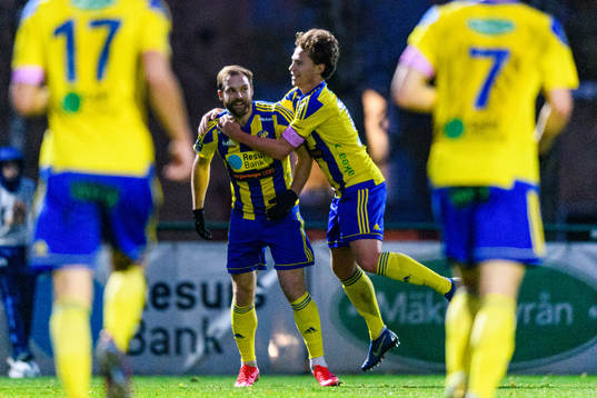 Eskilsminnes Emil Åberg jublar med Filip Ottosson
